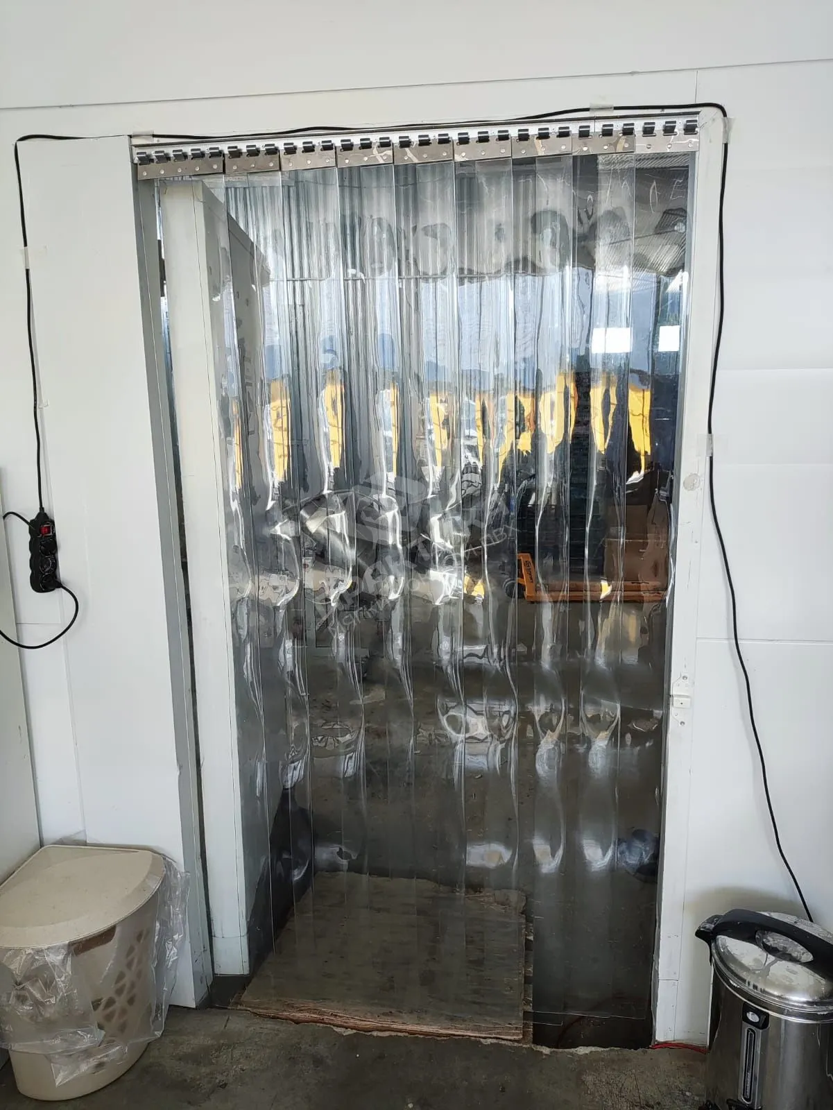 Как выбрать ПВХ-завесу для склада, холодильной камеры или производства