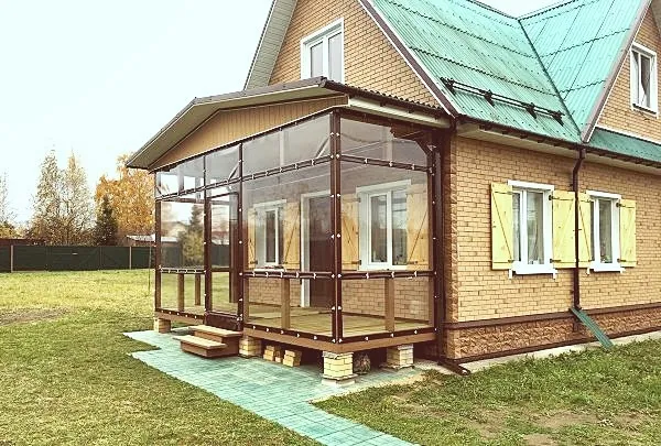 Где заказать мягкое остекление крыльца?