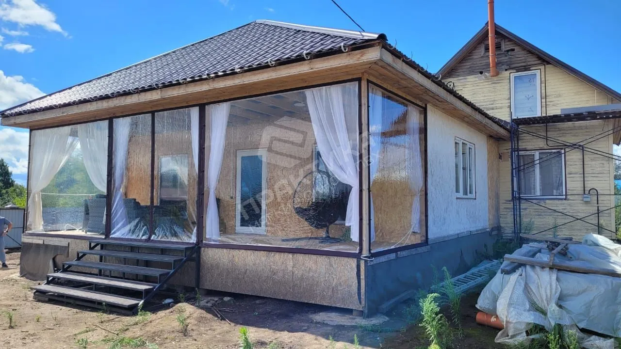 Установка мягких окон на веранду: почему стоит доверить работу профессионалам
